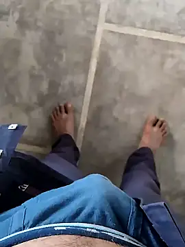 Snapshot of Monster_Bigdick chatting on December 7, 6:43 am Monster Bigdick online show from December 7, 6:43 am