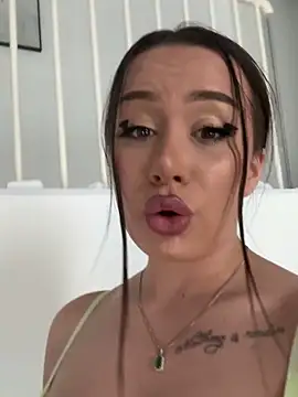 Snapshot of deliaroyal chatting on March 13, 2:33 pm deliaroyal online show from March 13, 2:33 pm