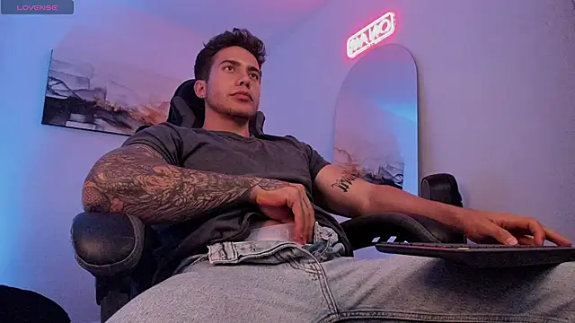 Snapshot of LucianSinclair chatting on January 17, 3:12 am LucianSinclair online show from January 17, 3:12 am