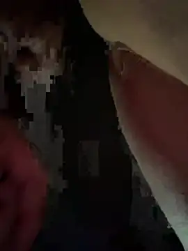 Snapshot of Everlyrose27 chatting on May 23, 3:23 am Everlyrose27 online show from May 23, 3:23 am