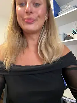 Snapshot of Hii_Lolla chatting on July 8, 5:12 am Hii Lolla online show from July 8, 5:12 am