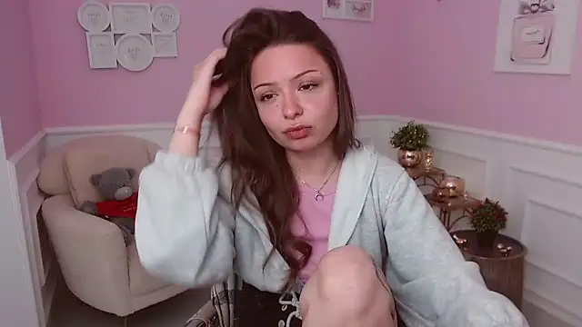 Snapshot of LucySkilar chatting on April 26, 4:21 am LucySkilar online show from April 26, 4:21 am