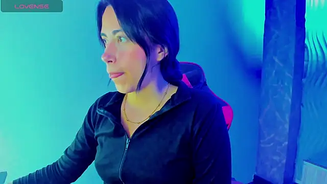 Snapshot of sylvana_19 chatting on September 16, 9:05 pm sylvana 19 online show from September 16, 9:05 pm