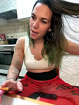 Lady Knaller online show from November 6, 8:10 pm