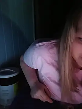 Snapshot of Cumonkatie chatting on February 8, 8:18 am Cumonkatie online show from February 8, 8:18 am