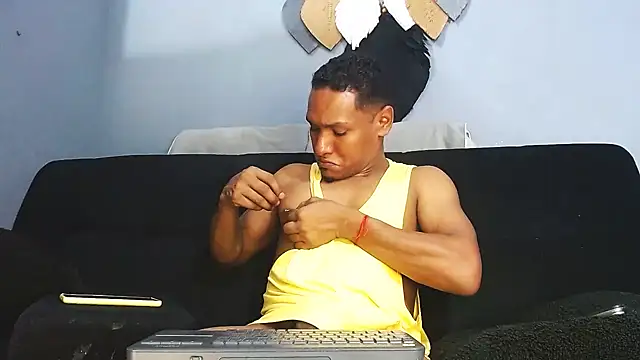 Snapshot of Grandeygruesa1 chatting on December 5, 7:50 am Grandeygruesa1 online show from December 5, 7:50 am