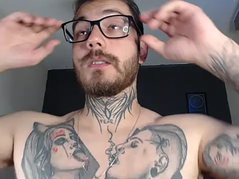 Snapshot of clark_r chatting on September 10, 12:43 am clark r online show from September 10, 12:43 am