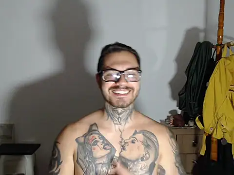 Snapshot of clark_r chatting on January 16, 12:47 am clark r online show from January 16, 12:47 am