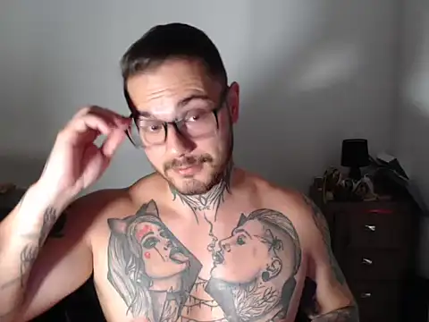 Snapshot of clark_r chatting on February 6, 12:37 am clark r online show from February 6, 12:37 am