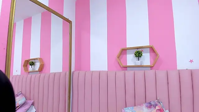 ISABELLA 020 online show from March 20, 12:00 pm