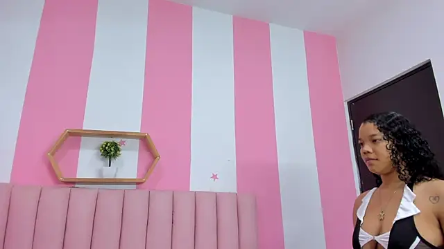 Snapshot of ISABELLA_020 chatting on February 18, 1:40 pm ISABELLA 020 online show from February 18, 1:40 pm