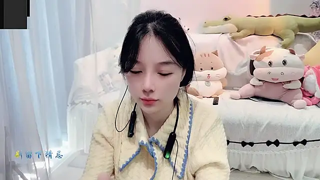 Snapshot of AKiKi711 chatting on October 14, 4:24 am AKiKi711 online show from October 14, 4:24 am