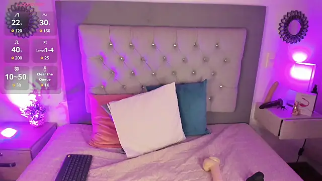 Kylie2211 online show from February 20, 5:44 am