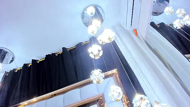 Snapshot of SarayRoyse chatting on December 2, 7:20 pm SarayRoyse online show from December 2, 7:20 pm