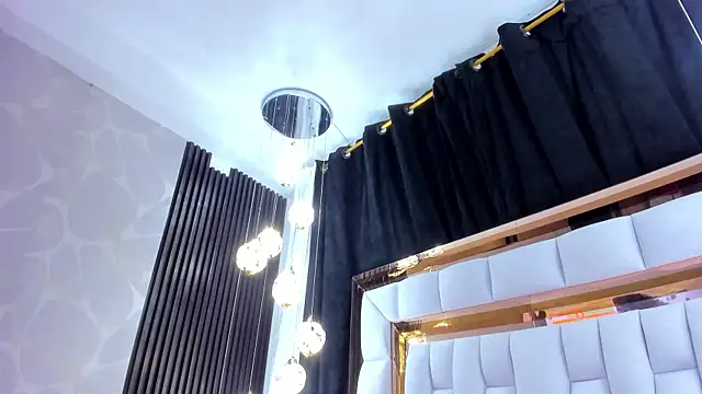 Snapshot of SarayRoyse chatting on December 5, 7:21 pm SarayRoyse online show from December 5, 7:21 pm