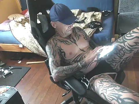 Snapshot of Tomi18cmm2 chatting on October 3, 2:25 pm Tomi18cmm2 online show from October 3, 2:25 pm