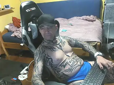 Snapshot of Tomi18cmm2 chatting on October 31, 10:33 pm Tomi18cmm2 online show from October 31, 10:33 pm