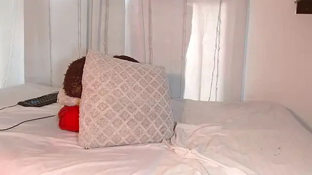 Snapshot of mollyguns chatting on December 7, 9:33 pm mollyguns online show from December 7, 9:33 pm