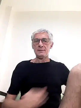 Snapshot of BIGUNCUTHARDCOCK chatting on February 24, 11:21 am BIGUNCUTHARDCOCK online show from February 24, 11:21 am