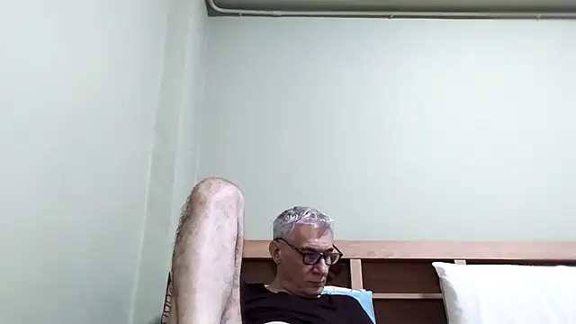 Snapshot of BIGUNCUTHARDCOCK chatting on January 16, 2:04 am BIGUNCUTHARDCOCK online show from January 16, 2:04 am