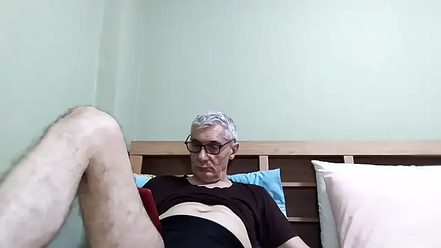 Snapshot of BIGUNCUTHARDCOCK chatting on January 17, 2:16 am BIGUNCUTHARDCOCK online show from January 17, 2:16 am