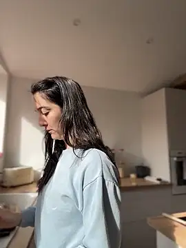 Snapshot of _Juliette chatting on March 6, 9:50 am Juliette online show from March 6, 9:50 am