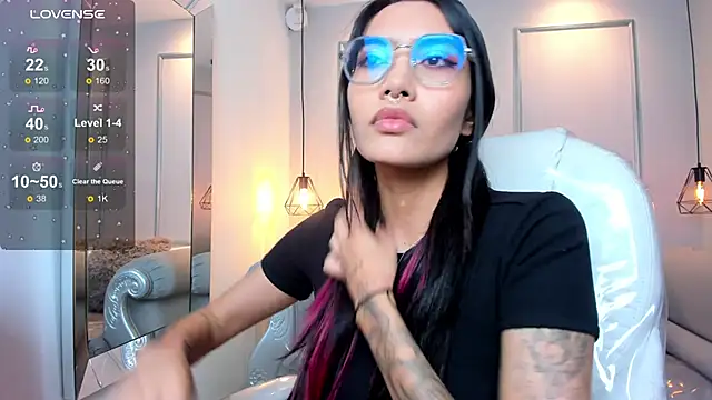 AzuraKindong online show from November 7, 7:14 pm