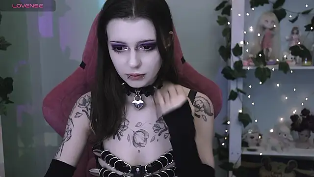 prettybones online show from March 26, 12:50 am