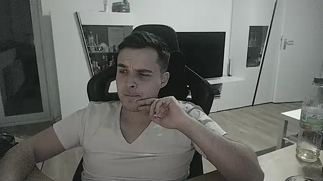 Snapshot of SharkLuigi chatting on January 16, 11:27 pm SharkLuigi online show from January 16, 11:27 pm