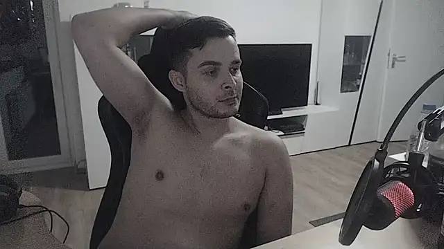 Snapshot of SharkLuigi chatting on January 25, 11:11 pm SharkLuigi online show from January 25, 11:11 pm