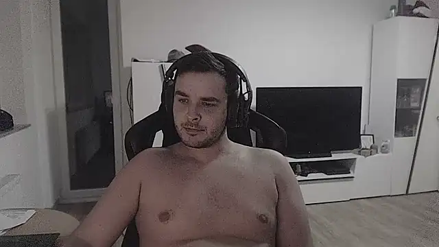 Snapshot of SharkLuigi chatting on January 8, 11:18 pm SharkLuigi online show from January 8, 11:18 pm