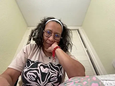 sweeviolet online show from February 2, 9:40 am