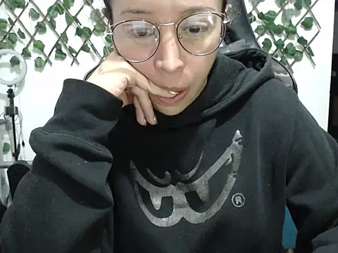 jeiana4u online show from May 4, 2:40 am