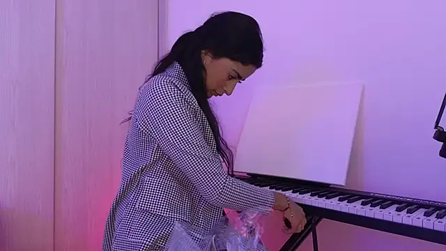 Snapshot of Yues050600 chatting on December 14, 2:01 am Yues050600 online show from December 14, 2:01 am