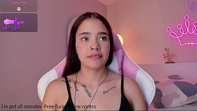 Snapshot of violeth_hill chatting on January 13, 11:06 pm violeth hill online show from January 13, 11:06 pm