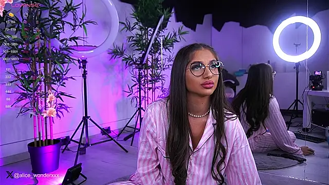 VanessaSimon online show from January 19, 6:42 am