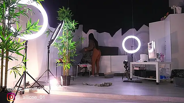 VanessaSimon online show from February 13, 6:30 am