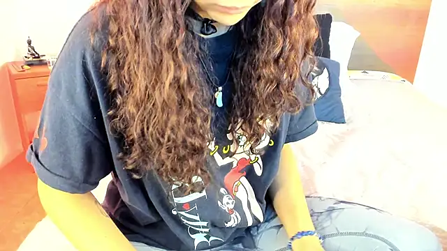 Snapshot of YenniferCurly chatting on February 6, 12:48 pm YenniferCurly online show from February 6, 12:48 pm