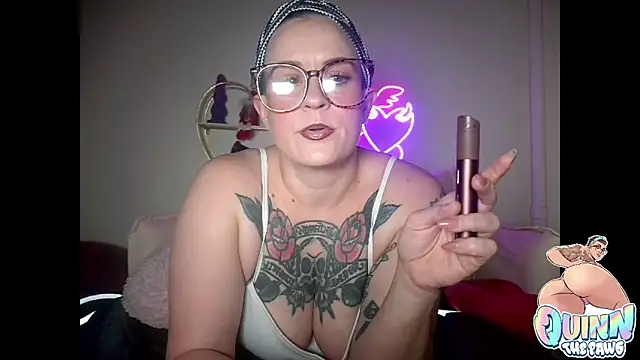 Snapshot of quinnmariexo chatting on December 20, 10:28 pm quinnmariexo online show from December 20, 10:28 pm