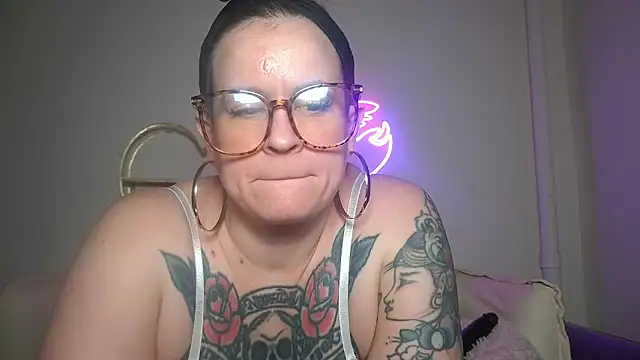 Snapshot of quinnmariexo chatting on January 12, 10:37 pm quinnmariexo online show from January 12, 10:37 pm