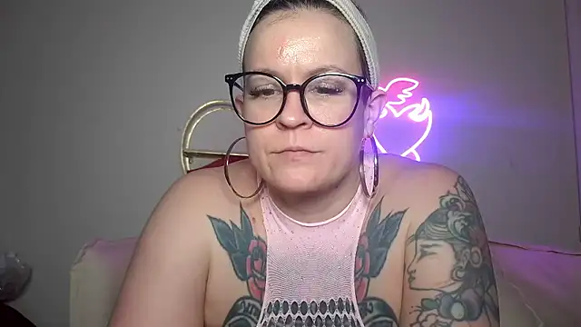 Snapshot of quinnmariexo chatting on January 17, 9:29 pm quinnmariexo online show from January 17, 9:29 pm