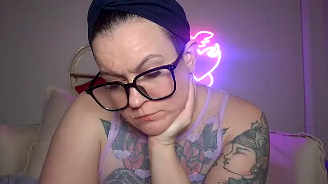 Snapshot of quinnmariexo chatting on February 8, 6:17 am quinnmariexo online show from February 8, 6:17 am