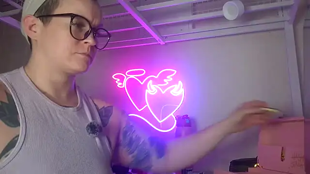 Snapshot of quinnmariexo chatting on February 17, 5:26 am quinnmariexo online show from February 17, 5:26 am