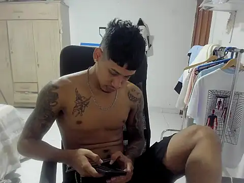 Snapshot of slim_master12 chatting on December 15, 11:09 pm slim master12 online show from December 15, 11:09 pm