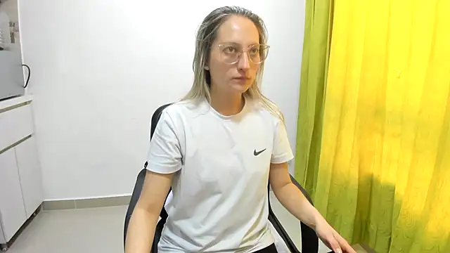 Snapshot of Adele_johnsonn1 chatting on December 5, 2:44 pm Adele johnsonn1 online show from December 5, 2:44 pm