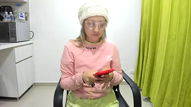 Snapshot of Adele_johnsonn1 chatting on January 29, 10:27 am Adele johnsonn1 online show from January 29, 10:27 am