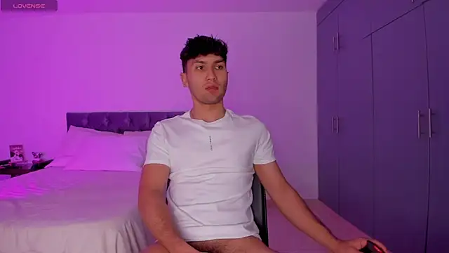 Snapshot of Valerio_James7 chatting on February 3, 11:36 pm Valerio James7 online show from February 3, 11:36 pm