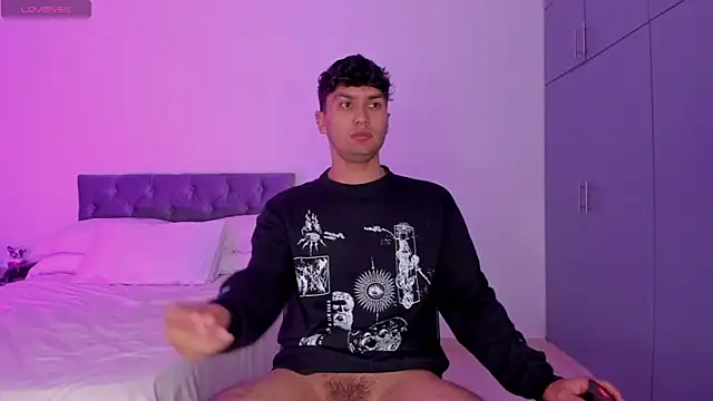 Snapshot of Valerio_James7 chatting on February 10, 10:19 pm Valerio James7 online show from February 10, 10:19 pm