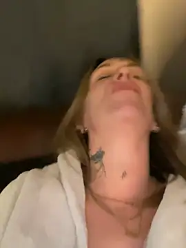 Snapshot of blondebitch2 chatting on January 11, 3:13 am blondebitch2 online show from January 11, 3:13 am