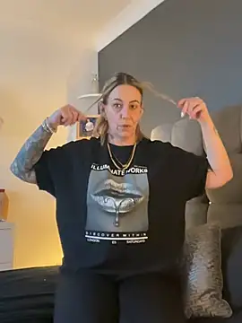 blondebitch2 online show from January 14, 2:32 pm